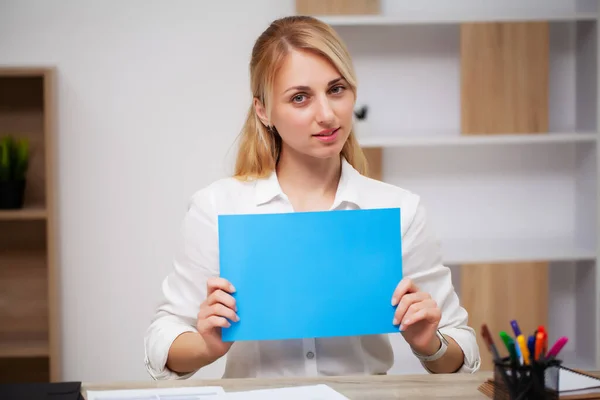 Manažerka Business woman drží prázdné místo s prostorem pro text — Stock fotografie