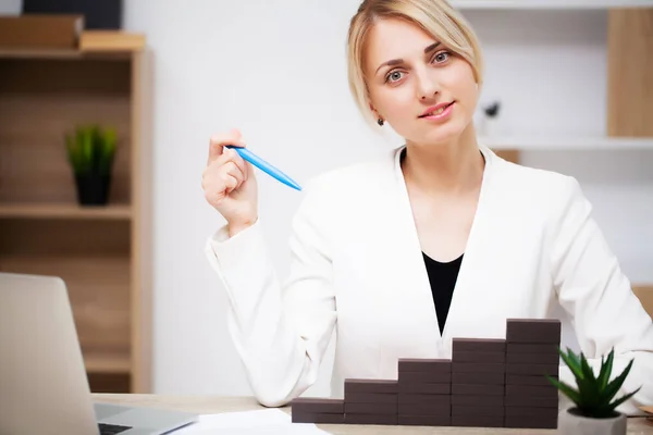 Business groei concept, mooie jonge vrouw zakenvrouw bouwt bedrijf ontwikkelingsplannen — Stockfoto