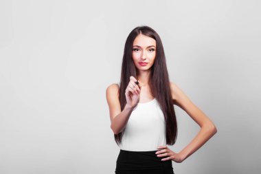 Sanal ekranda kalem ve metin için kopya alanı olan sevimli iş kadını çizimi