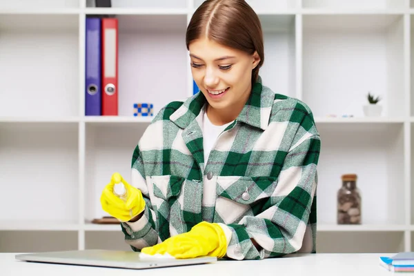 Pracownik firmy sprzątającej realizuje zamówienia na sprzątanie biura — Zdjęcie stockowe