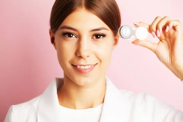 The ophthalmologist holds a container with contact lenses near the eyes. — Stock Photo, Image