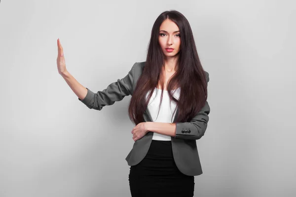 Biznes kobieta pokazuje zatrzymać jej rękę na szarym tle — Zdjęcie stockowe