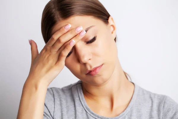 Head pain, exhausted young woman has suffering from unbearable headache — Stock Photo, Image