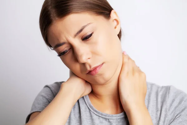 Uitgeputte jonge vrouw die lijdt aan ernstige nekpijn — Stockfoto