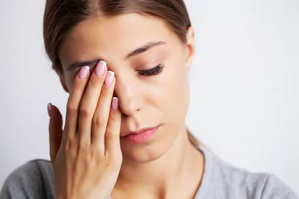 Erschöpfte junge Frau leidet unter starken Schmerzen aus der Nähe der Augen — Stockfoto