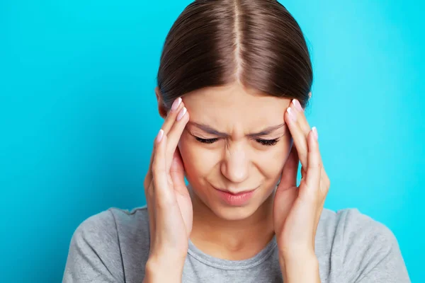 Ból głowy, wyczerpana młoda kobieta cierpi na nieznośny ból głowy — Zdjęcie stockowe
