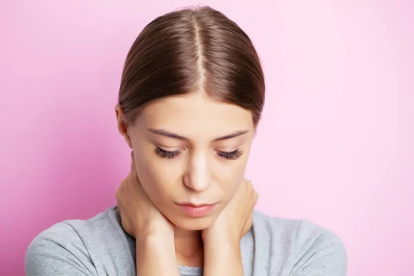 Mujer joven agotada que sufre de dolor de cuello severo — Foto de Stock