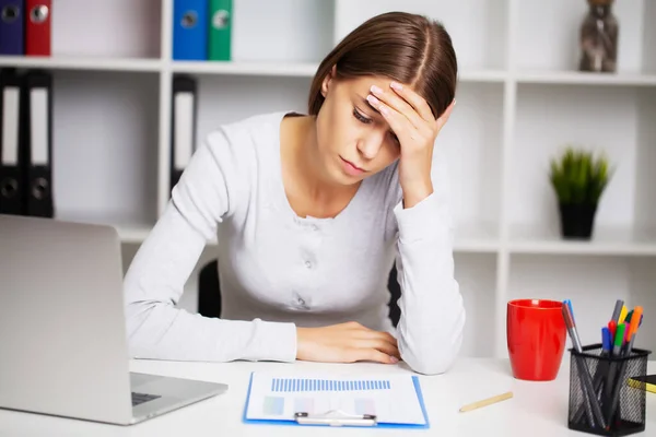 深刻な頭痛に悩まされているオフィスの排気ガスの女性 — ストック写真