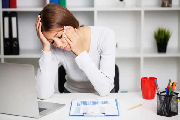 Uitgeputte vrouw op kantoor met ernstige hoofdpijn — Stockfoto