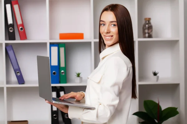 Mooie jonge vrouwelijke manager werkt met documenten in het kantoor — Stockfoto