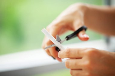 Sigarayı bırak, kadını kapat. Sigarayı makasla kes.