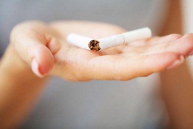 Sigarayı bırak, kırık bir sigara tutan kadına yaklaş.