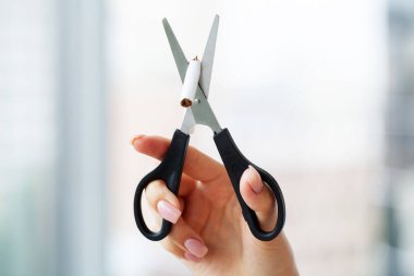 Sigarayı bırak, kadını kapat. Sigarayı makasla kes.