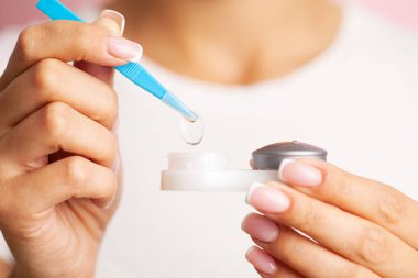 Görüş sorunları çözmek, kontakt lens tutan kadınlara yakın durmak.