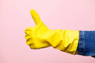 Temizlik için sarı eldiveni tak.