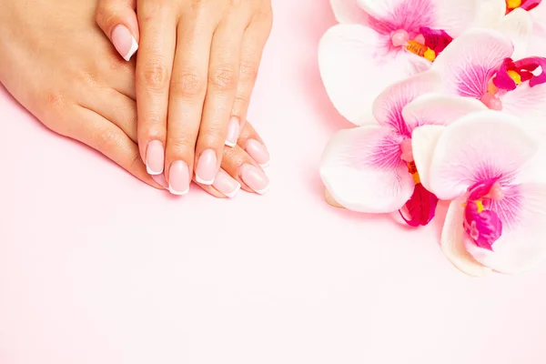 Nagelverzorging, vrouw demonstreert een frisse manicure gedaan in een beauty studio — Stockfoto