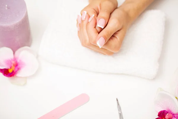 Nagelverzorging, vrouw demonstreert een frisse manicure gedaan in een beauty studio — Stockfoto