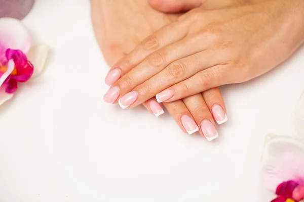 Nagelverzorging, vrouw demonstreert een frisse manicure gedaan in een beauty studio — Stockfoto