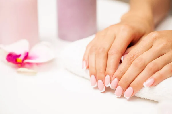 Soins des ongles, femme démontre une manucure fraîche faite dans un studio de beauté — Photo