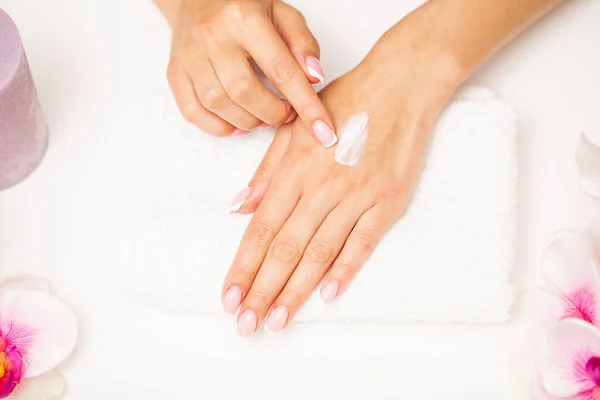 Cuidado de la piel de las manos, la mujer aplica crema hidratante sobre la piel sedosa suave —  Fotos de Stock