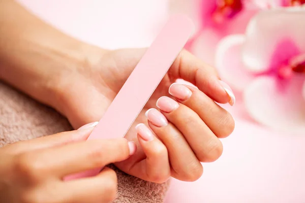 Cuidado de uñas, mujer con hermosas manos haciendo manicura en estudio de belleza —  Fotos de Stock
