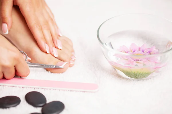 Primer plano de las hermosas piernas de una mujer haciendo una pedicura —  Fotos de Stock