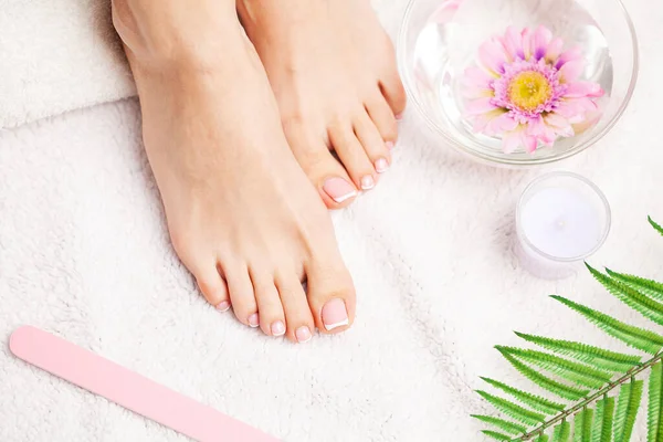 Close-up van mooie benen van een vrouw doen een pedicure — Stockfoto