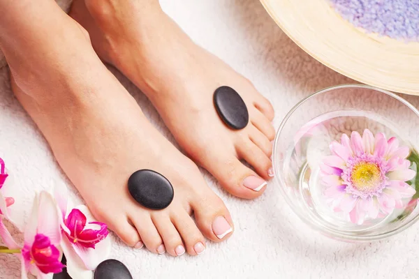 Mujer con hermosa piel de pies y manicura fresca haciendo tratamientos de spa para sus pies . —  Fotos de Stock