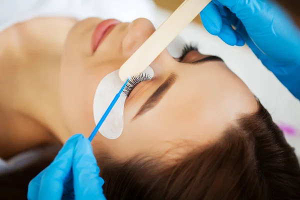 Portrait d'une belle femme se faisant de nouveaux cils dans un studio de beauté — Photo