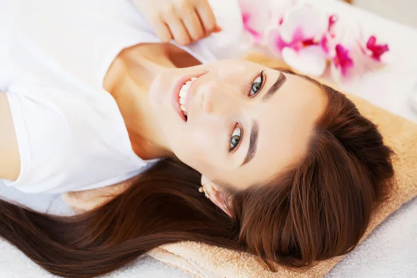 Giovane donna su massaggio facciale ringiovanente in studio di bellezza — Foto Stock