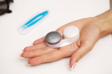 Görme düzeltmesi için konteynır konteynırı tutan kadın