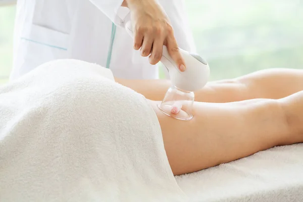 Mulher recebendo massagem de GLP para cuidados com a pele no estúdio de beleza — Fotografia de Stock