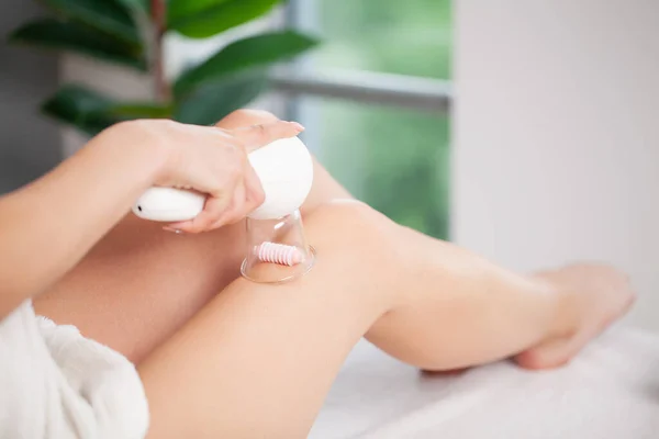 Vrouw krijgen LPG massage voor huidverzorging in beauty studio — Stockfoto