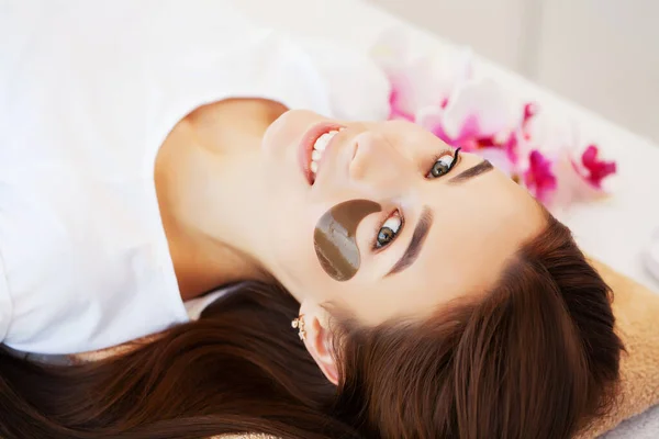 Wellness-Behandlung im Schönheitsstudio bringt junge schöne Frau zum Entspannen — Stockfoto