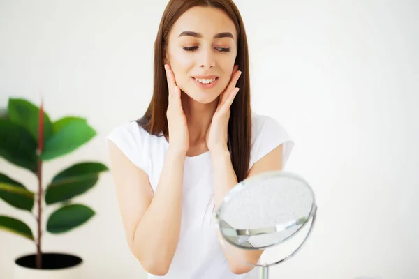 Cura della pelle del viso, la giovane donna applica la crema per il viso nello spazioso bagno di un hotel di lusso — Foto Stock