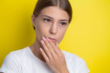 Şiddetli diş ağrısı olan güzel bir genç kadının portresi.