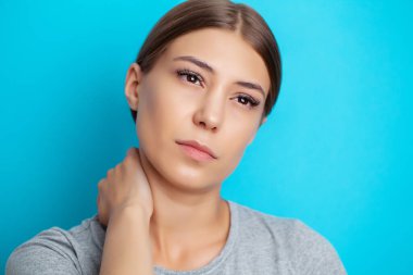 Genç bir kadın ciddi boyun ağrısı çekiyor.