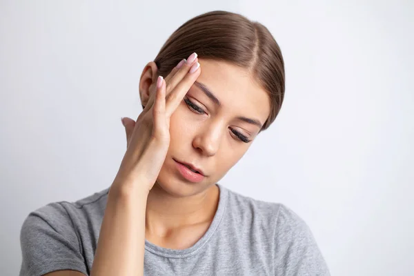 Eine junge Frau hat starke Kopfschmerzen — Stockfoto