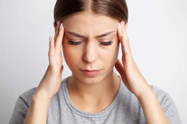 Młoda kobieta ma silny ból głowy. — Zdjęcie stockowe