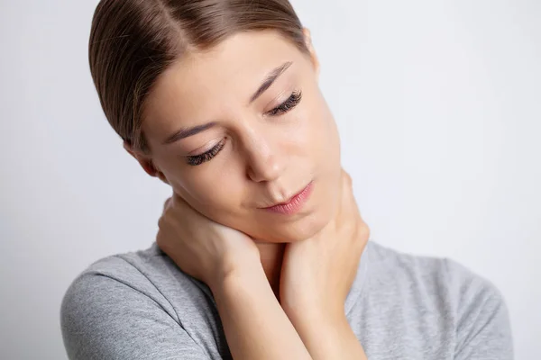 Mujer joven está experimentando dolor de cuello severo —  Fotos de Stock
