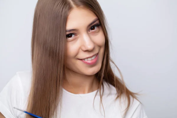Ένα νεαρό κορίτσι με όμορφα μακριά μαλλιά χρησιμοποιεί ένα com — Φωτογραφία Αρχείου