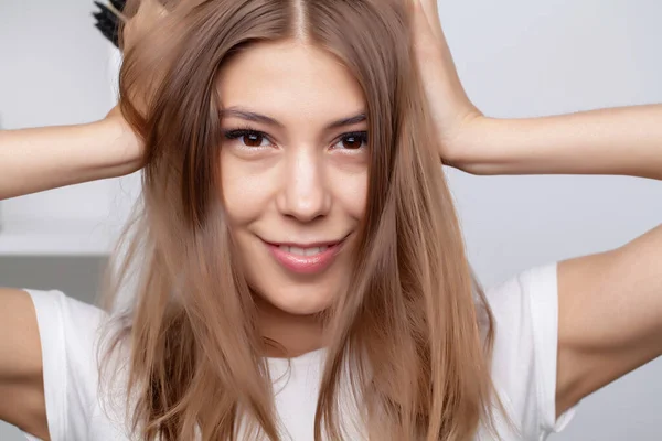 Frau macht Haarpflege im Badezimmer — Stockfoto