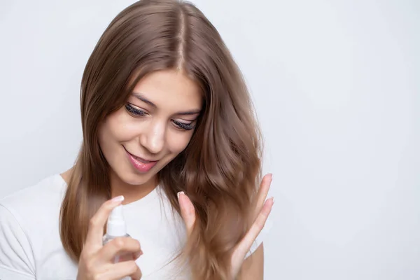 Mulher com cabelo bonito, aplica vitaminas para o crescimento do cabelo — Fotografia de Stock