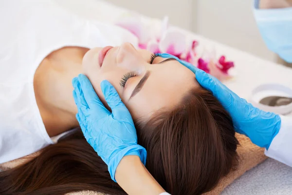 Mulher à espera de tratamento facial em estúdio de beleza — Fotografia de Stock