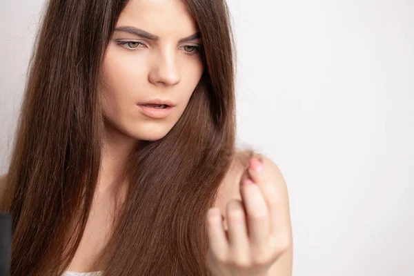 Sehr aufgebrachte junge Frau hat ein Problem mit Haarausfall — Stockfoto