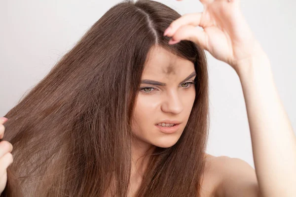 Sehr aufgebrachte junge Frau hat ein Problem mit Haarausfall — Stockfoto