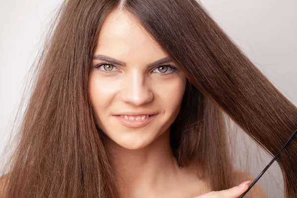 Mulher bonita pentear seu cabelo longo saudável — Fotografia de Stock