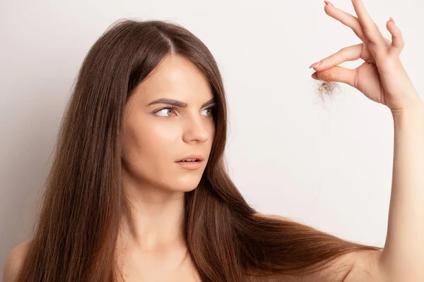 Mujer joven muy molesto tiene un problema con la pérdida de cabello — Foto de Stock