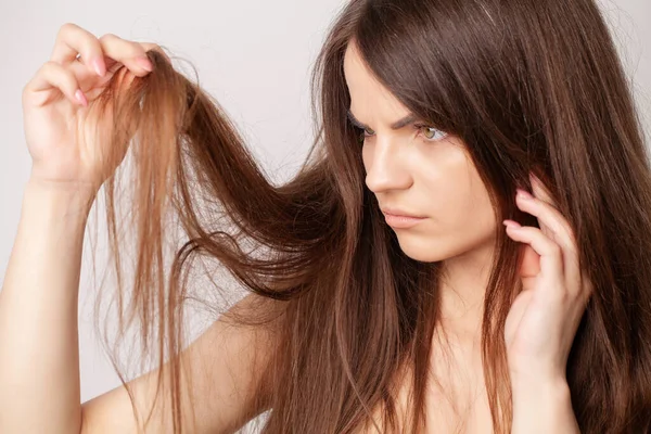 Mujer joven muy molesto tiene un problema con la pérdida de cabello — Foto de Stock