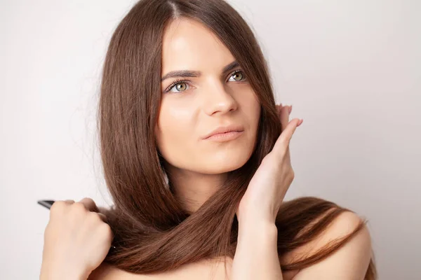 Schöne brünette Frau mit langen glatten Haaren — Stockfoto